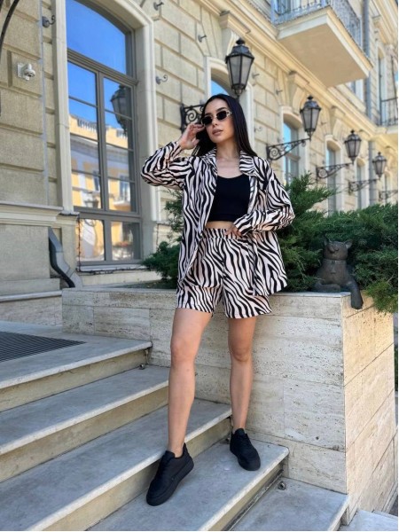 Легкий прогулочный костюм с шортами, зебра бежевого цвета 30665