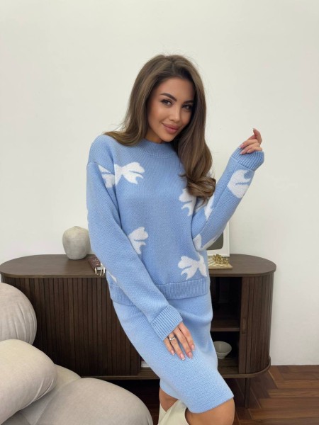 Вязаный женский костюм с бантами голубого цвета 30686
