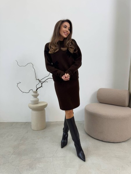 Вязаный женский костюм с бантами коричневого цвета 30688