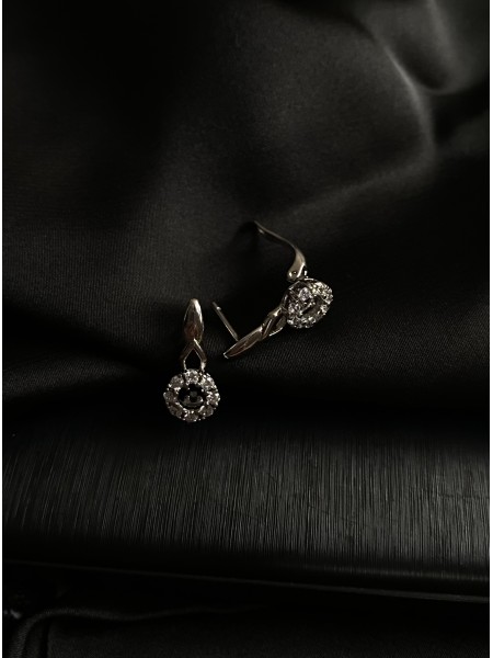 Сережки з камінням срібного кольору 30700