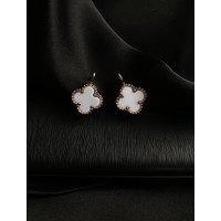 Сережки "Клевер" англійський замок білого кольору 30715