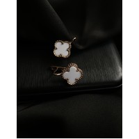 Сережки "Клевер" англійський замок білого кольору 30715