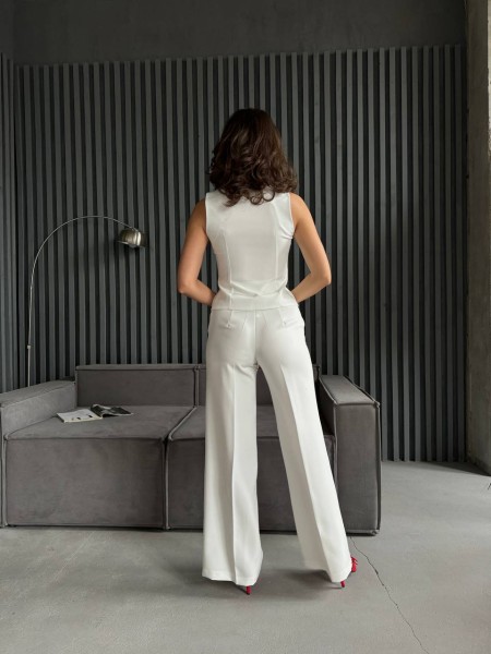 Жіночий класичний костюм білого кольору 30744