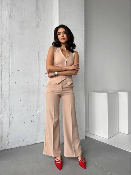 Жіночий класичний костюм бежевого кольору 30748