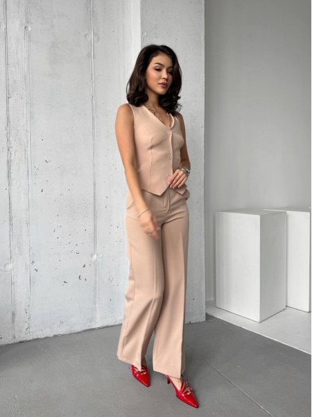 Жіночий класичний костюм бежевого кольору 30748