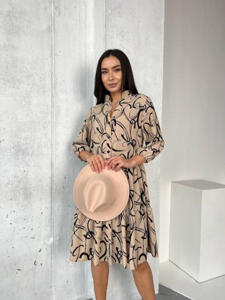 Повседневное платье свободного кроя на пуговицах бежевого цвета 30758