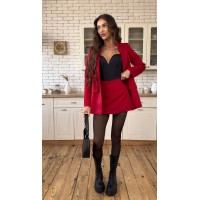 Класичний жіночий костюм зі спідницею-шортами червоного кольору 30803