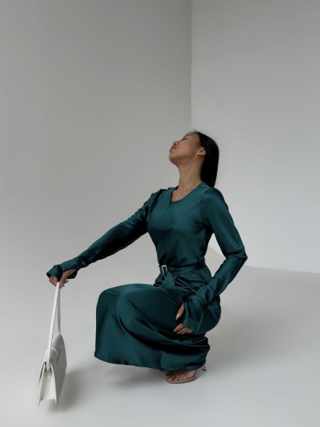 Легка шовкова сукня з поясом смарагдового кольору 30809