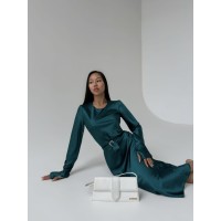 Легкое шелковое платье с поясом изумрудного цвета 30809