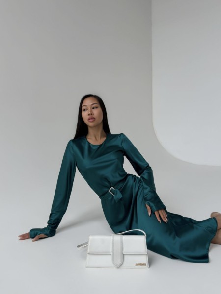 Легка шовкова сукня з поясом смарагдового кольору 30809