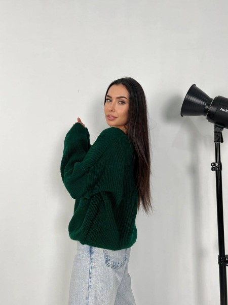 В'язаний жіночий светр зеленого кольору 30813