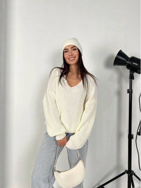 В'язаний жіночий светр молочного кольору 30814