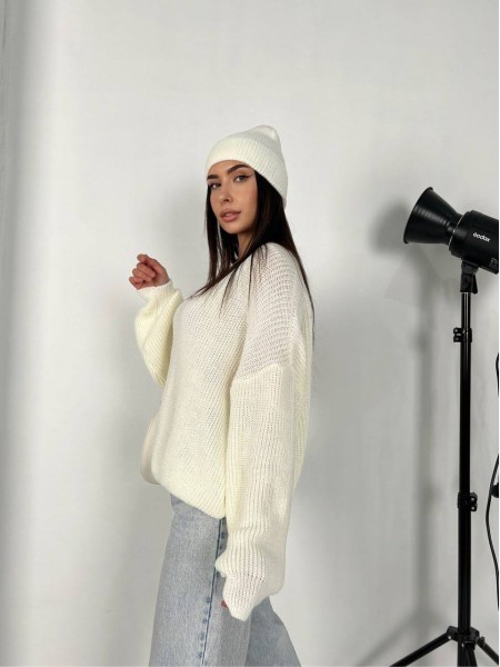 В'язаний жіночий светр молочного кольору 30814