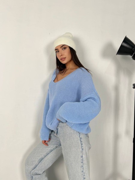 В'язаний жіночий светр блакитного кольору 30815
