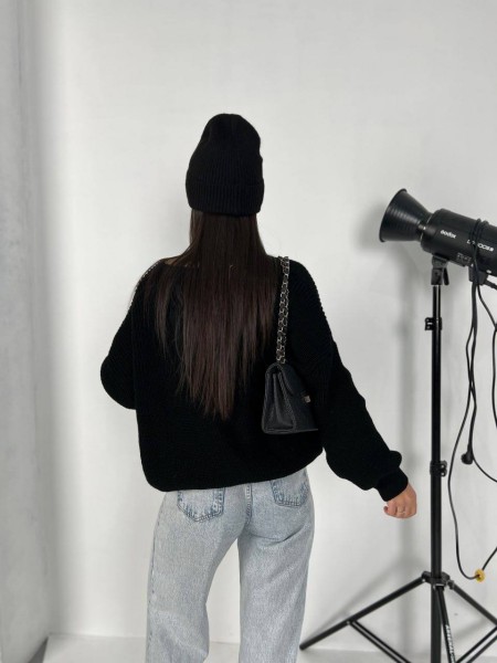 В'язаний жіночий светр чорного кольору 30818