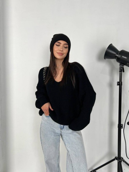 В'язаний жіночий светр чорного кольору 30818