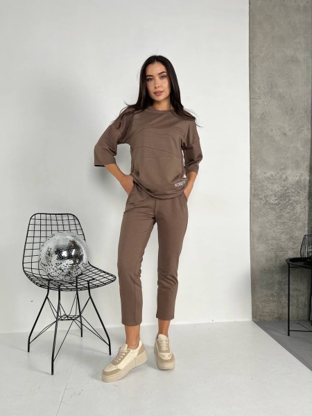 Легкий костюм для жінок кавового кольору 30838