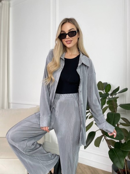 Легкий жіночiй класичний костюм сiрого кольору 30848