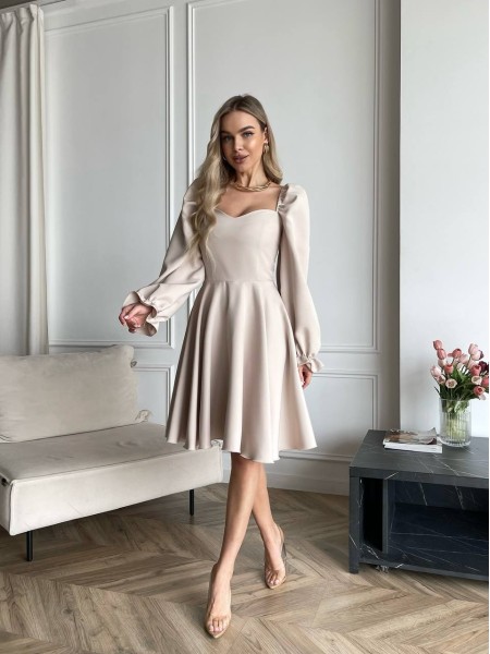 Классическое платье мини бежевого цвета 30905
