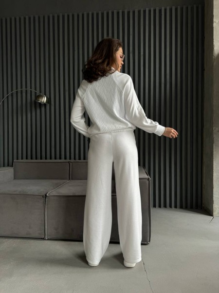 Прогулянковий жіночий костюм із трикотажу молочного кольору 30929