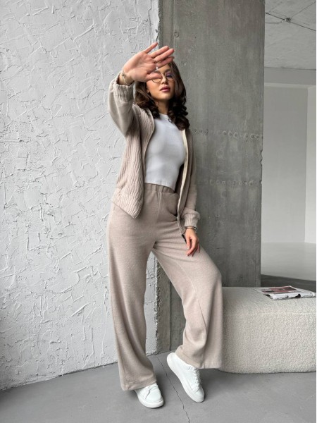 Прогулянковий жіночий костюм із трикотажу бежевого кольору 30930