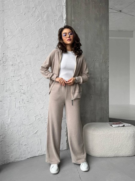 Прогулянковий жіночий костюм із трикотажу бежевого кольору 30930