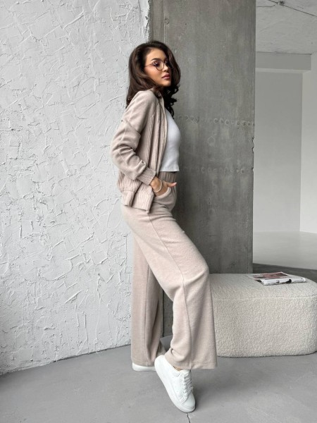 Прогулянковий жіночий костюм із трикотажу бежевого кольору 30930