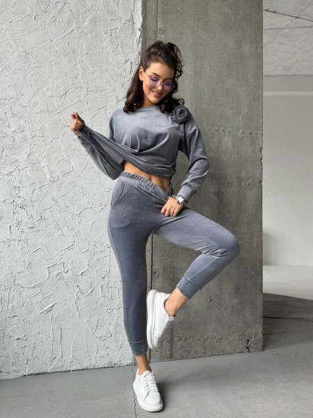 Велюровий жіночий костюм сiрого кольору 30936