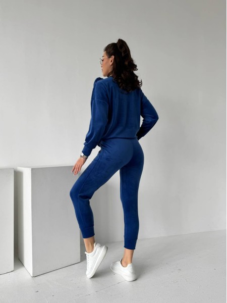 Велюровий жіночий костюм синього кольору 30940