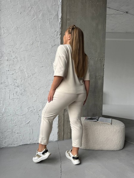 Легкий спортивный костюм молочного цвета 30944