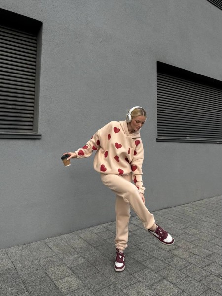 Женский теплый спортивный костюм с сердцами бежевого цвета 31032