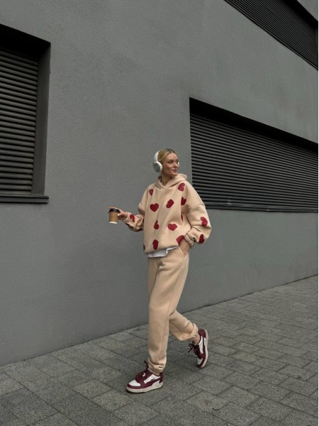 Женский теплый спортивный костюм с сердцами бежевого цвета 31032