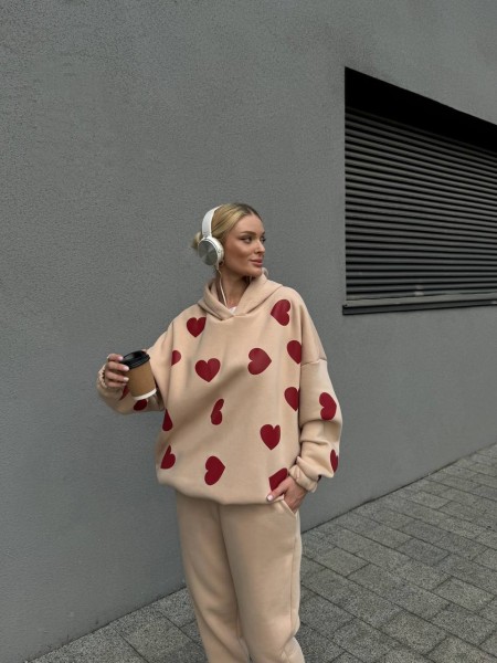 Женский теплый спортивный костюм с сердцами бежевого цвета 31032