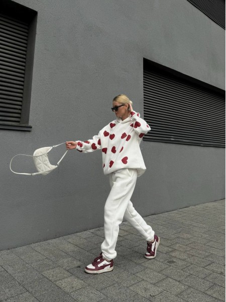 Женский теплый спортивный костюм с сердцами молочного цвета 31033