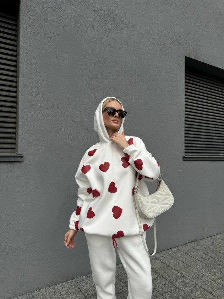 Женский теплый спортивный костюм с сердцами молочного цвета 31033