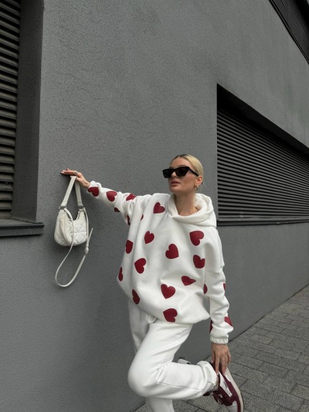 Женский теплый спортивный костюм с сердцами молочного цвета 31033