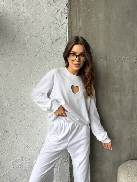 Велюровий жіночий костюм із серцем молочного кольору 31065