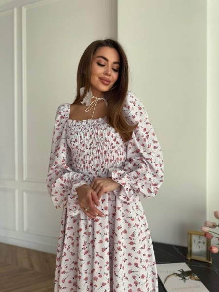 Легкое платье с открытыми плечами молочного цвета 31075