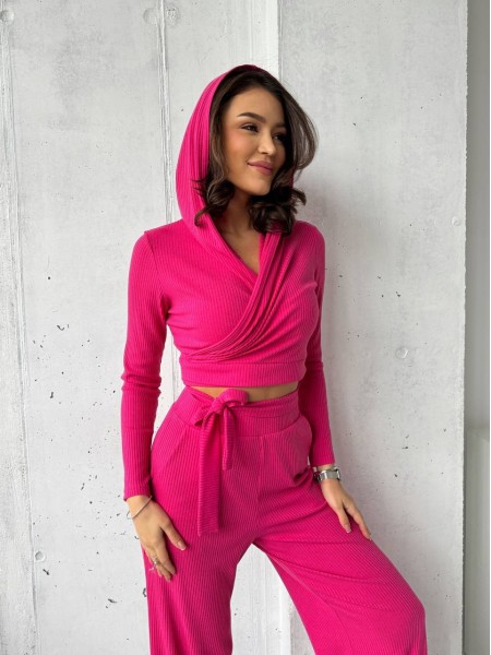 Прогулянковий жіночий костюм у рубчик малинового кольору 31109