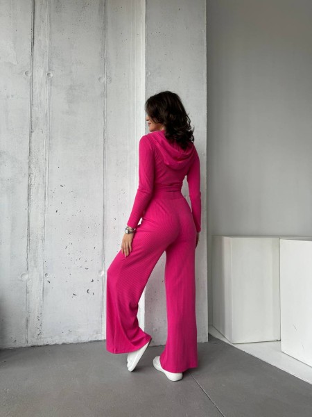 Прогулянковий жіночий костюм у рубчик малинового кольору 31109