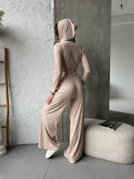 Прогулочный женский костюм в рубчик бежевого цвета 31111