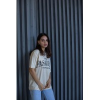 Базовая женская футболка с надписью бежевого цвета 31179