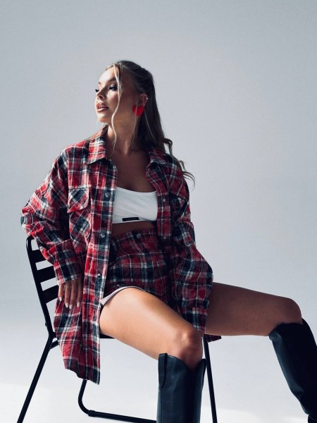 Жіночий костюм із шортами в клітинку червоного кольору 31184