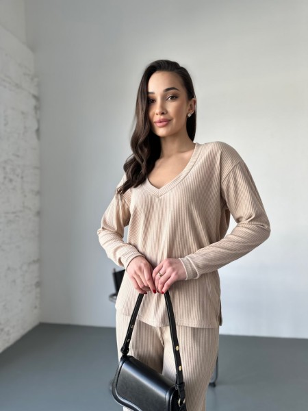 Женский прогулочный костюм из трикотажа в рубчик бежевого цвета 31196