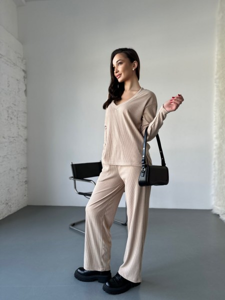 Женский прогулочный костюм из трикотажа в рубчик бежевого цвета 31196