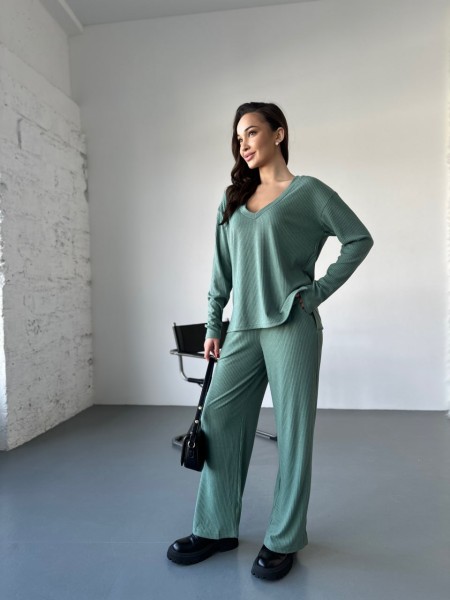 Женский прогулочный костюм из трикотажа в рубчик фисташкового цвета 31199