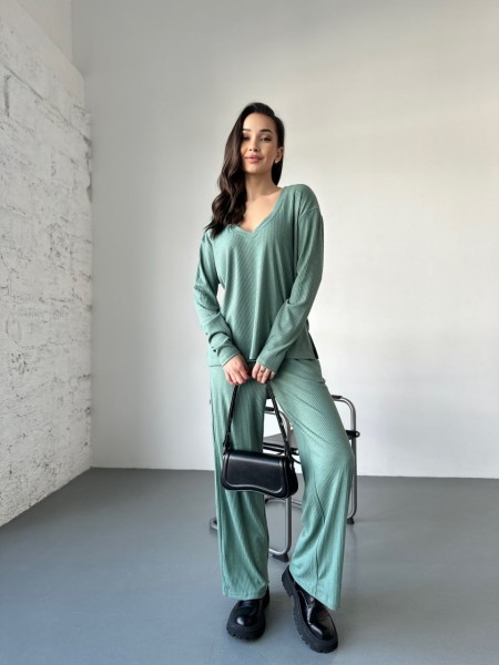 Женский прогулочный костюм из трикотажа в рубчик фисташкового цвета 31199