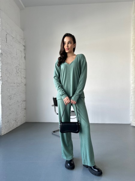 Женский прогулочный костюм из трикотажа в рубчик фисташкового цвета 31199