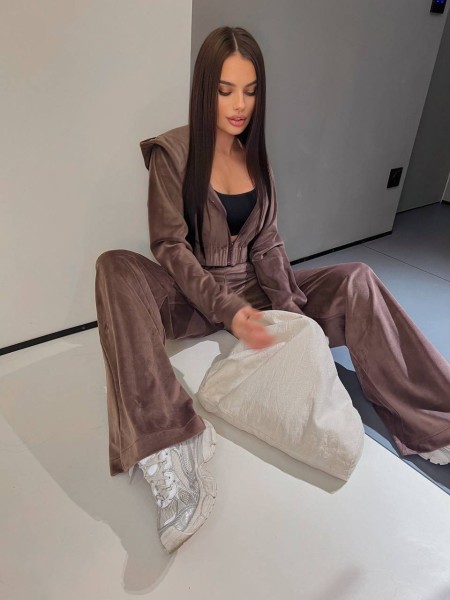 Велюровый женский костюм на молнии коричневого цвета 31223