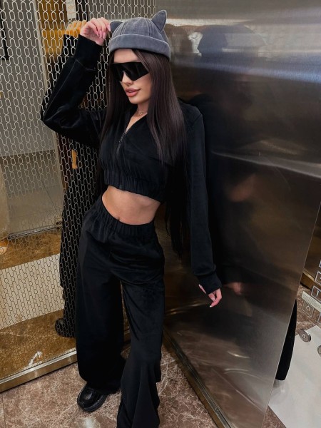 Велюровий жіночий костюм на блискавці чорного кольору 31224